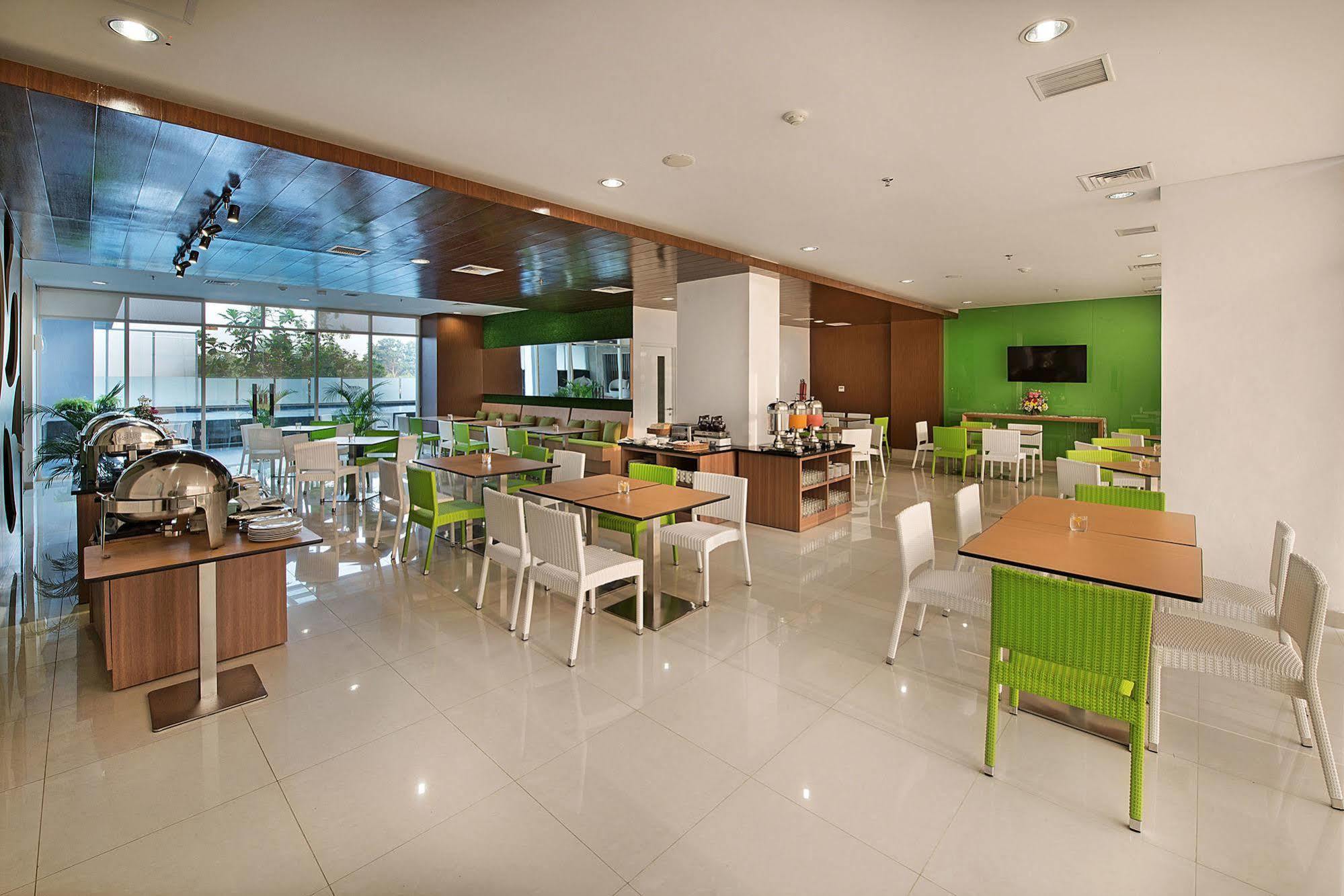Whiz Prime Hotel Pajajaran Bogor Exterior foto